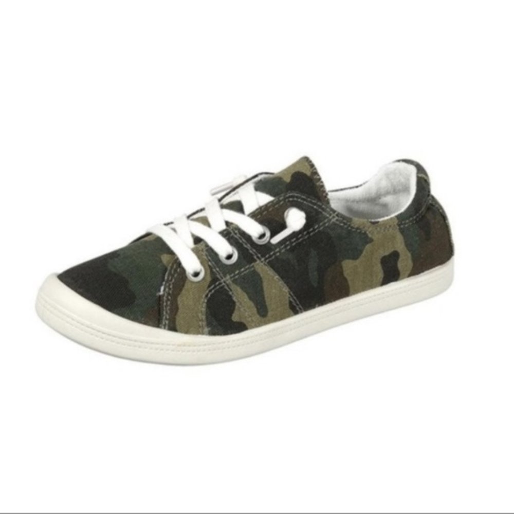 Womens canvas camo lace-up sneaker size 7 1/2